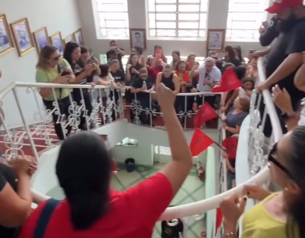 Servidores da Saúde ocupam gabinete do prefeito Bruno Cunha Lima por atraso salarial (VÍDEO)