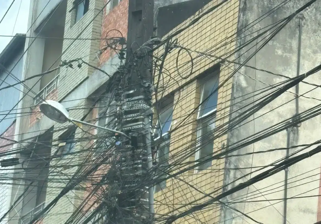 Ex-vereador Janduy Ferreira cobra da Energisa cumprimento de lei sobre fios em postes de Campina Grande