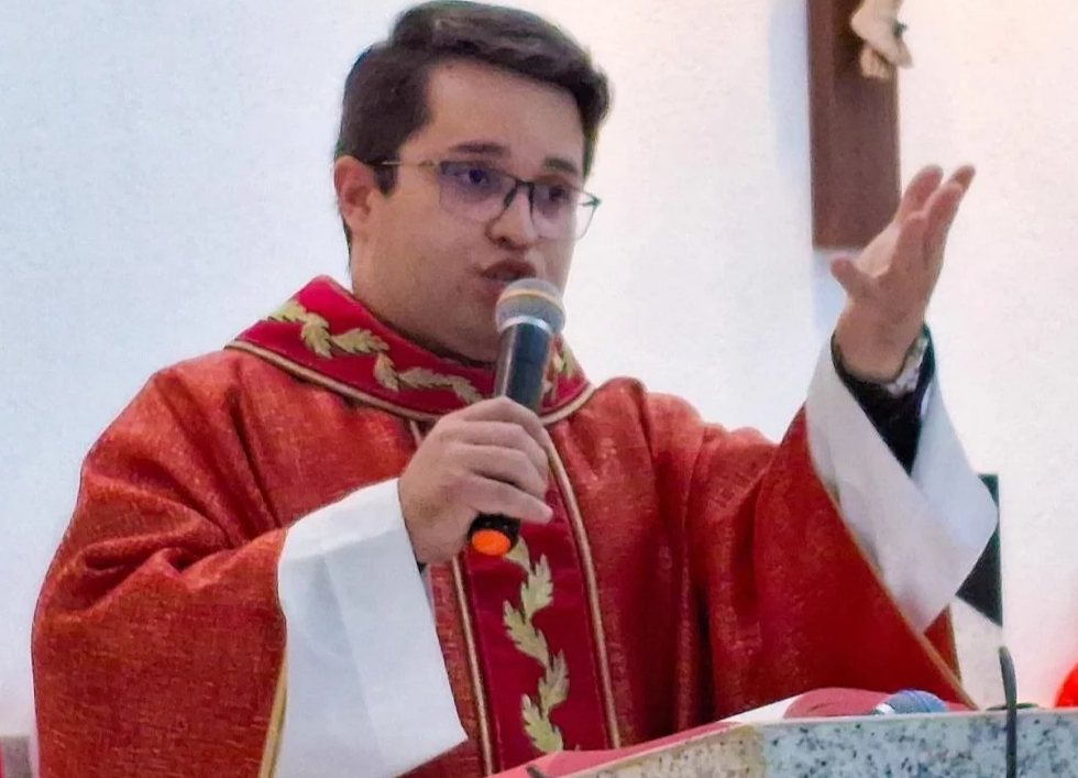 Padre paraibano se retrata publicamente com a família de Preta Gil após processo por intolerância religiosa