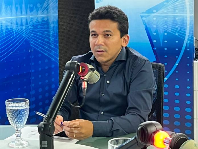 Prefeito de Santa Rita cobra tarifas sociais e avalia romper contrato de abastecimento devido a falhas no serviço