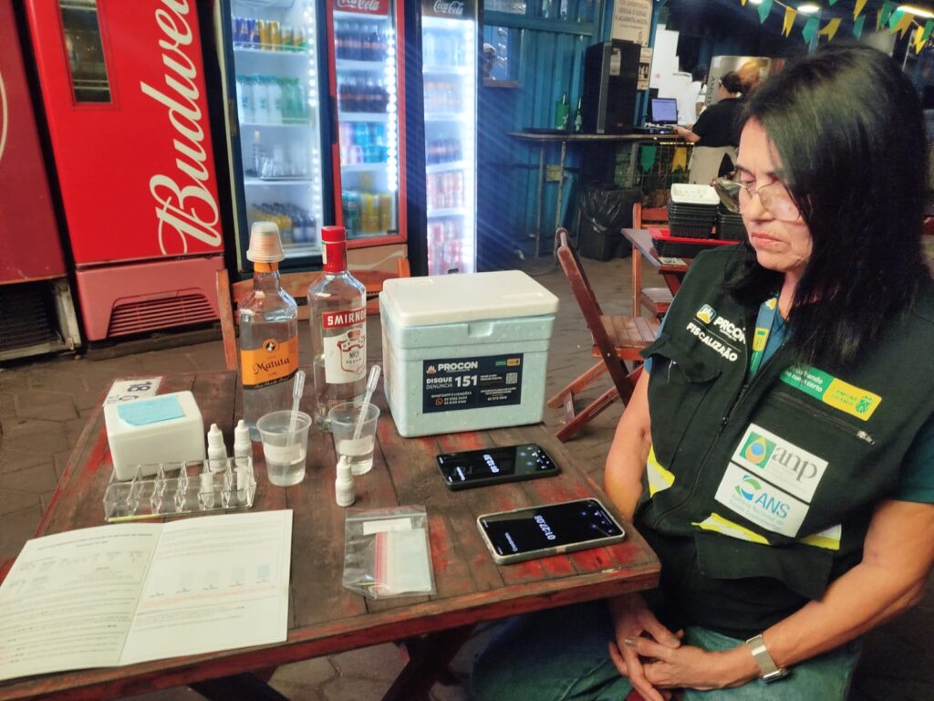 Procon-CG realiza vistorias em bares e restaurantes para avaliar qualidade das bebidas