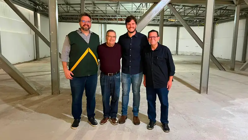 Olimpio Oliveira visita obras da Biblioteca José Pedrosa ao lado do filho do homenageado