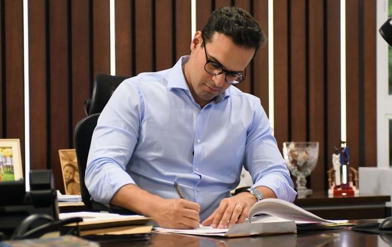 Lucas Ribeiro transfere ponto facultativo do Dia do Servidor para 30 de outubro e antecipa pagamento dos salários