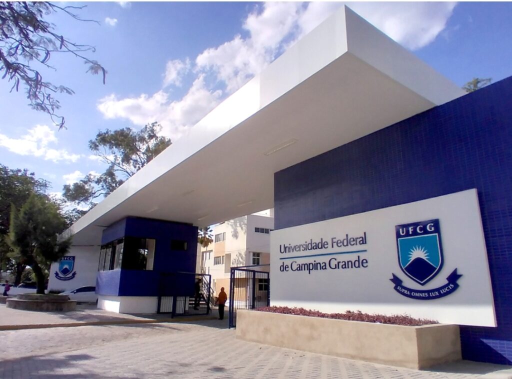 UFCG reforça segurança após estudantes de faculdade privada retirarem cartazes no interior da instituição